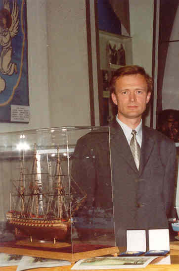 Дмитрий Калмыков с одной из своих работ